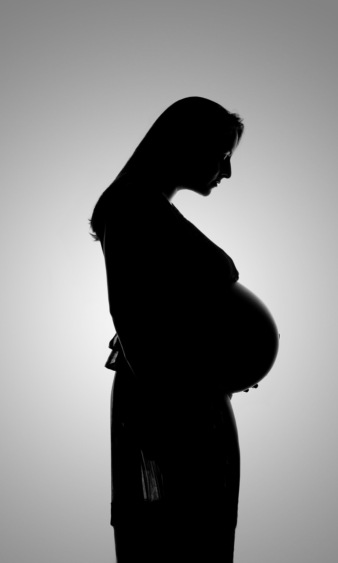 Werdende Mutter blickt auf Babybauch